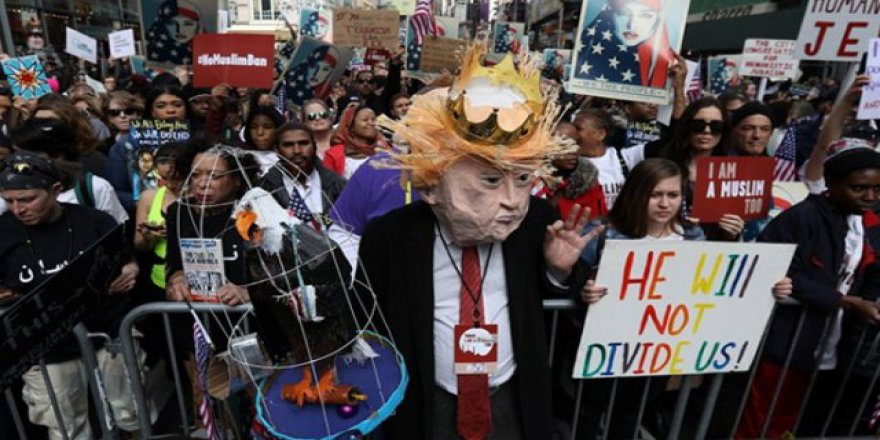Binlerce kişi Trump'a karşı sokağa indi