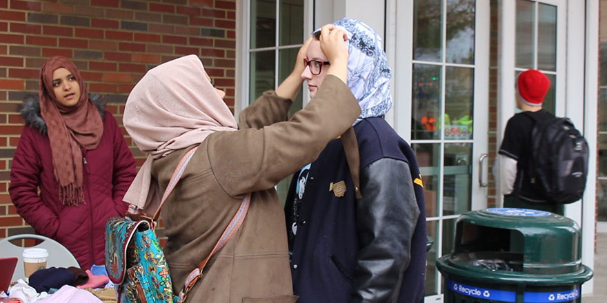 Kanadalı kadınlar Müslümanlar için 1 ay başlarını örtecek