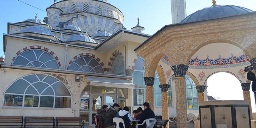 Cami avlusunda okuma günleri