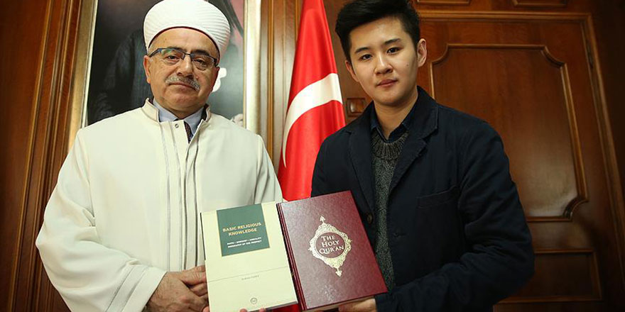 Ailesi katı bir Budist olan genç İslamiyet'i seçti