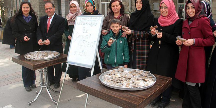 Üniversite öğrencileri sevgi tohumu dağıttı