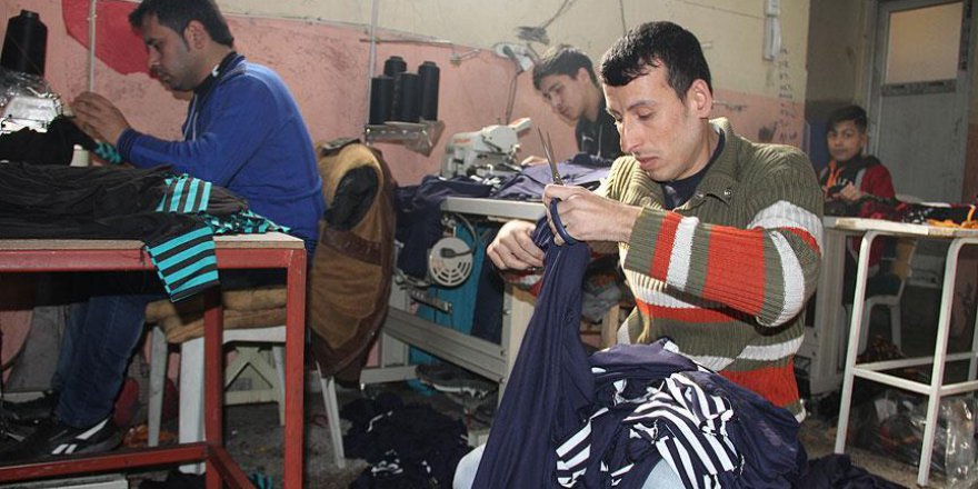 Görme engelli Suriyeli, ekmeğini Türkiye'de kazanıyor