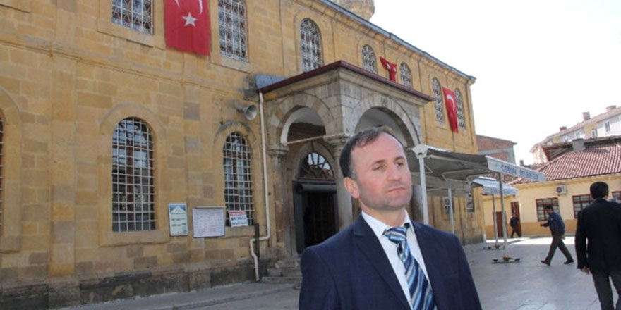 İsrail'in ezan yasağına ayakta bir saat dua ile protesto