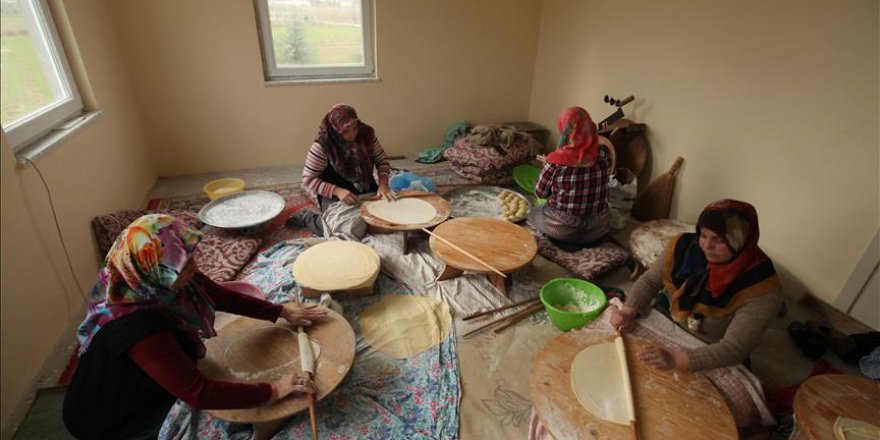 Ev hanımları mahalledeki cami ve Kur'an kursu için seferber oldu