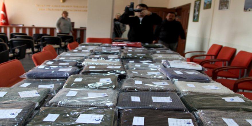 Gönüllü kadınların ördüğü atkılar Mehmetçik'e gönderildi