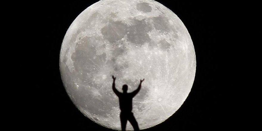 İki kişi Ay'da tur atıp gelecek!