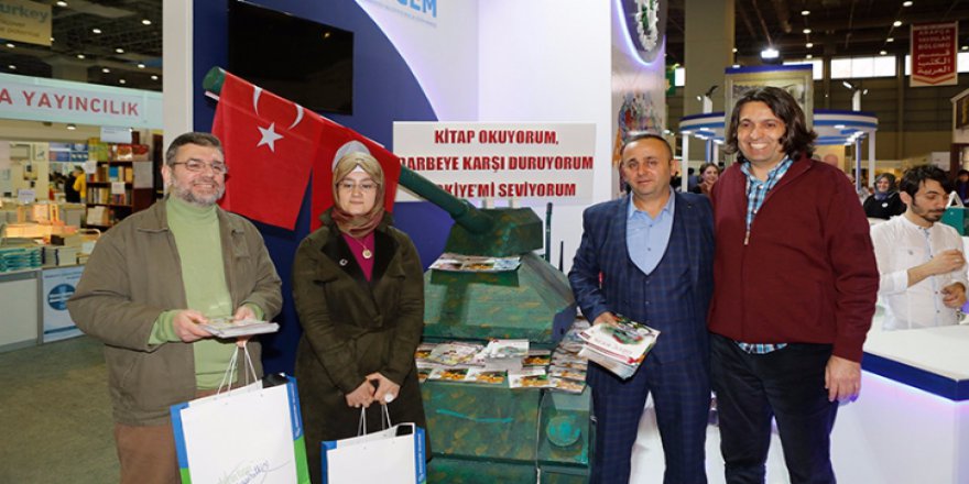 Tank önünde kitap dağıttılar