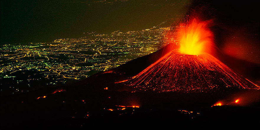 Etna Yanardağı yeniden lav ve kül püskürtmeye başladı
