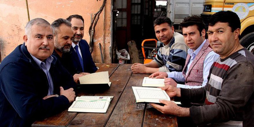 Sanayideki usta ve çıraklar Kur'an öğreniyor