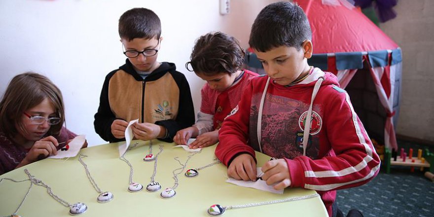 Suriyeli yetimler kolye atölyesinde yaşama tutunuyor