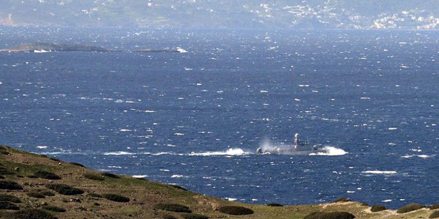 Türk ve Yunan askeri gemilerinden Kardak devriyesi