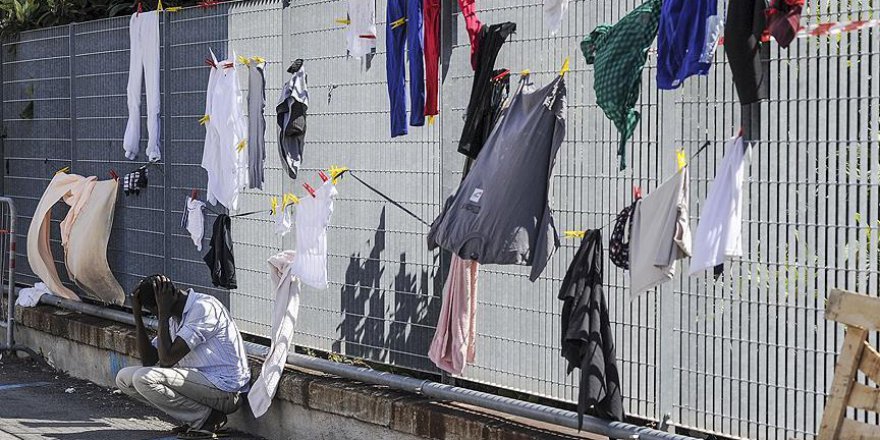 İtalya'da mülteci kampında yangın