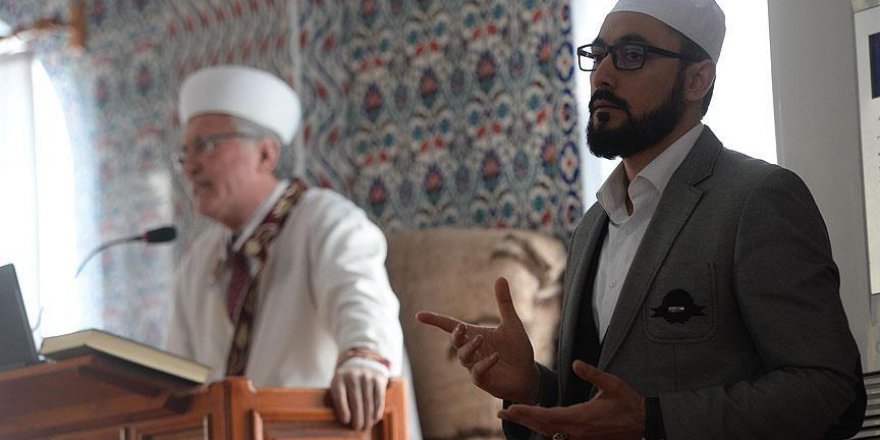 Cuma hutbesini işaret diliyle aktarıyor