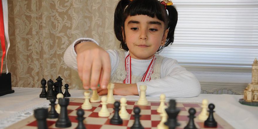 Davutoğlu'nun hediyesi satranç takımıyla milli takıma uzandı