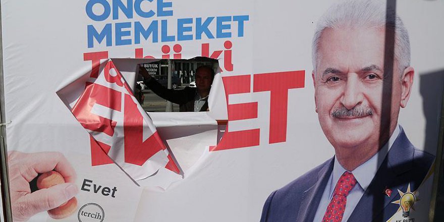 Sarıyer'de AK Parti'nin referandum çadırı ve pankartları parçalandı