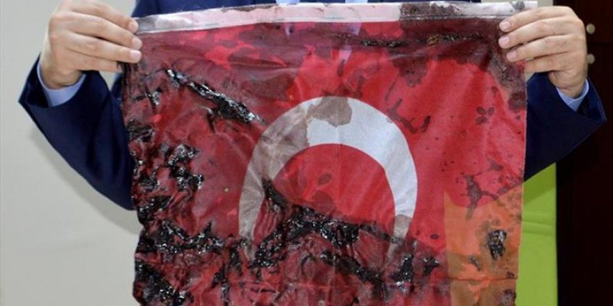 15 Temmuz'un kanlı bayrağını delil olarak saklıyor