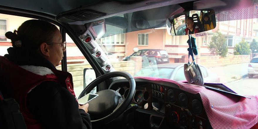 Kadın servis şoföründen öğrencilere anne şefkati