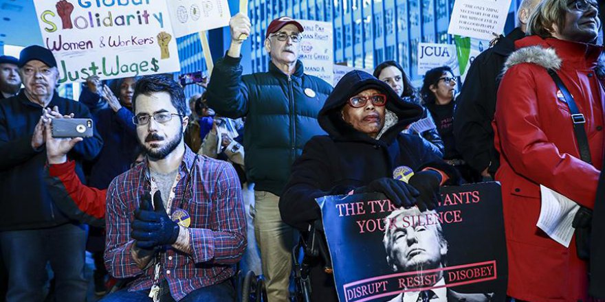 Chicago’da çifte Trump protestosu