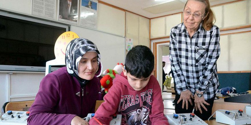 Çocuklarının görmeyen gözü, duymayan kulağı oluyorlar