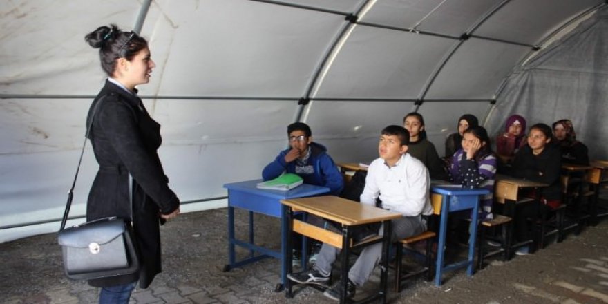 Depremzede öğrenciler ders başı yaptı