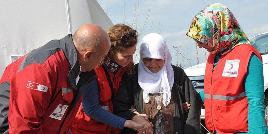 Türk Kızılay'ından depremzede nineye '8 Mart' hediyesi