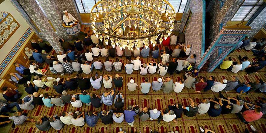 Vatandaşlar Berat Kandili için camilere akın etti