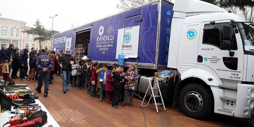 Rotası fay hattı olan tırla depremi anlatıyorlar