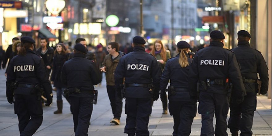 Polislerden cami cemaatine 'neden toplandınız' sorusu