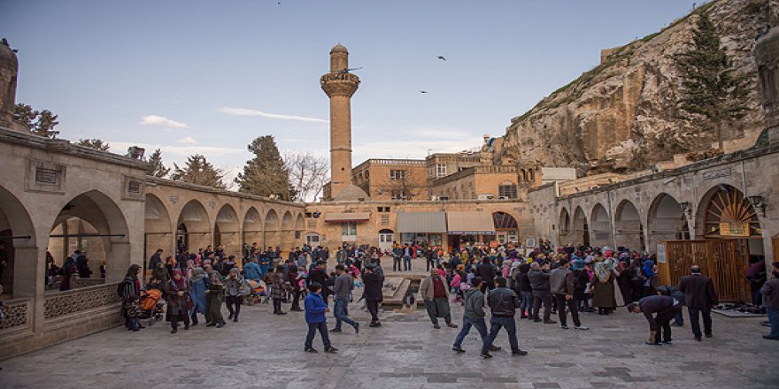 YGS öncesi öğrenciler kutsal mekanlara dua için akın etti