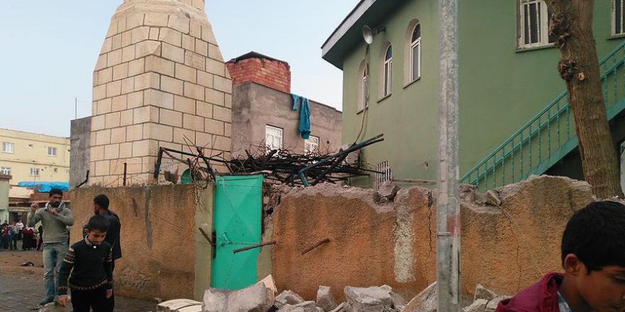 Diyarbakır'da fırtına minareyi yıktı