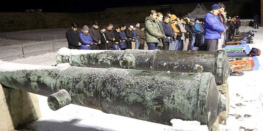 'Seccadeni al, kaleye gel' çağrısı ile kar üstünde namaz kıldılar