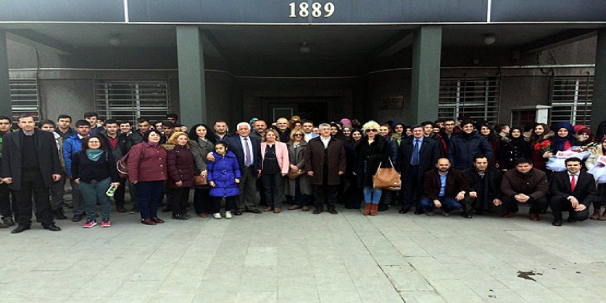 Helallik isteyen öğretmenlerine ellerinde çiçeklerle gittiler