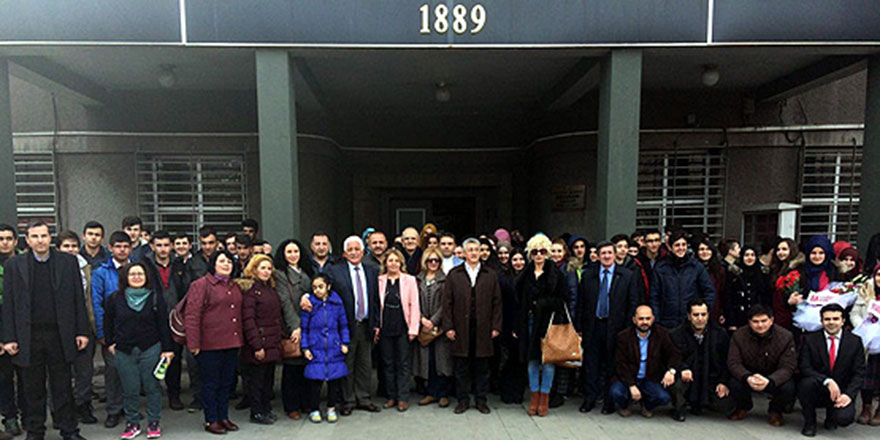 Helallik isteyen öğretmenlerine güzel bir vefa gösterdiler