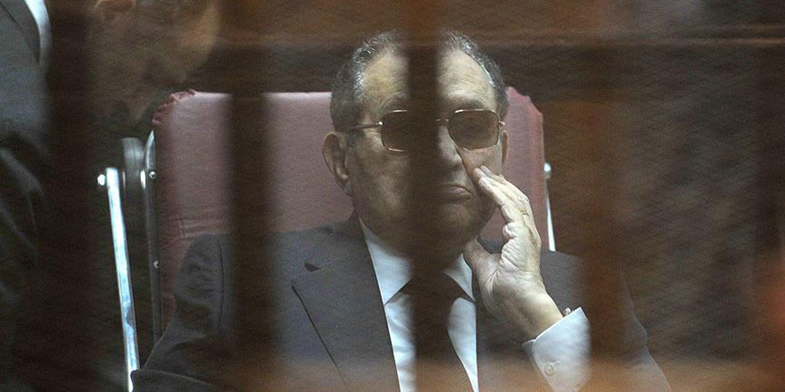 Seçilmiş Mursi hapiste, Hüsnü Mübarek tahliye edildi