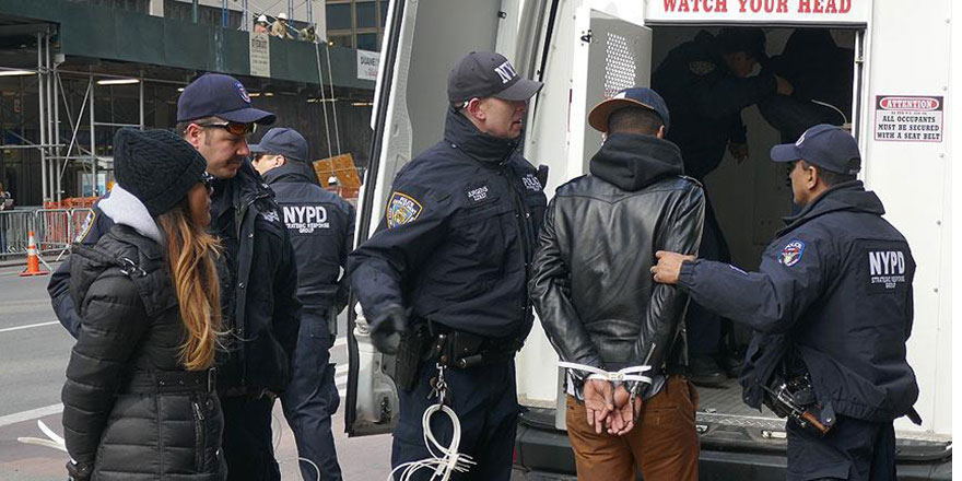 New York'ta sokakta yatanlara kelepçe