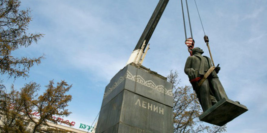 Kilise: Lenin’in heykelleri sökülsün mezarı kaldırılsın