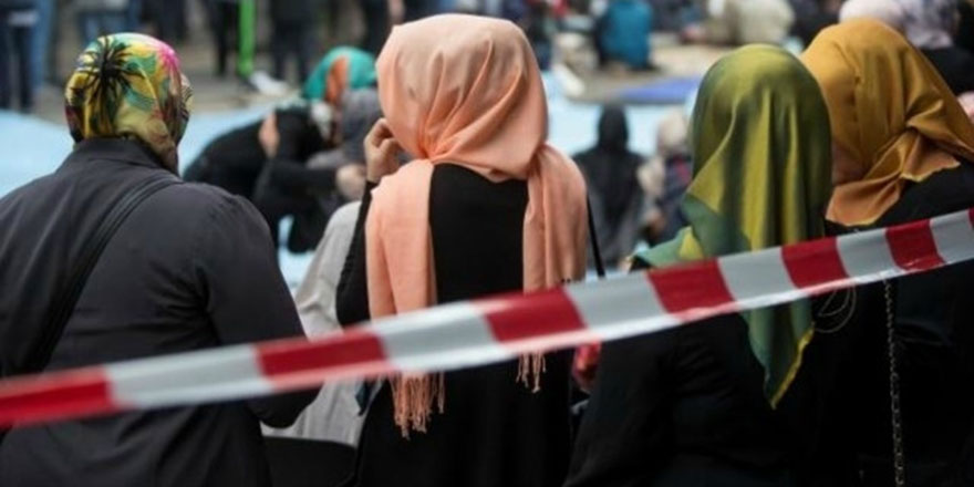 AB Temel Haklar Ajansı: Başörtüsü yasağından memnunuz!