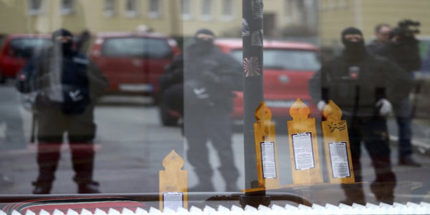 Almanya'da camiye polis baskını!