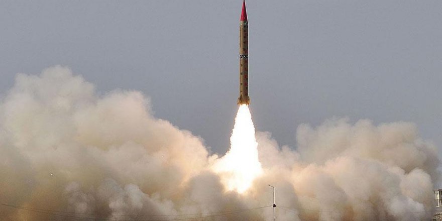 Pakistan, karadan denizdeki hedefe füze denemesi yaptı