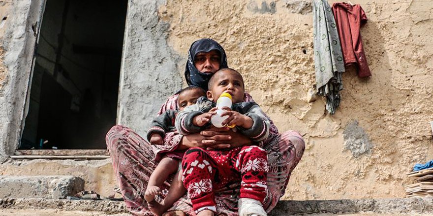 Çocuklarıyla eski trafo binasına sığındı