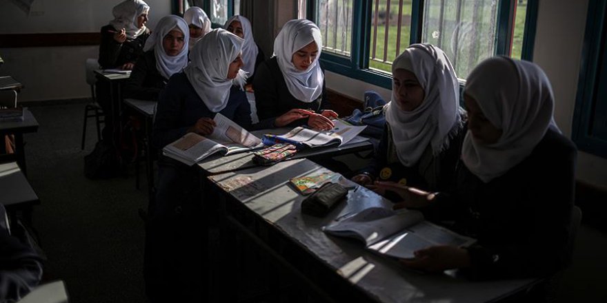 Silah sesleri altında ders