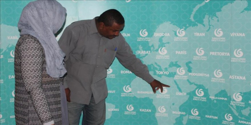 Sudan'da Türk dilini ve kültürünü tanıtıyor