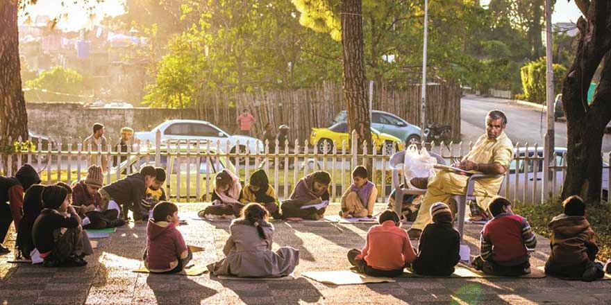 İtfaiyeci, 35 yıldır cehalet ateşini de söndürüyor