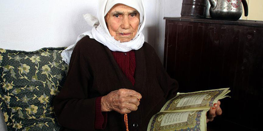Tembelliğe yer yok: 102 yaşındaki nine Kur'an öğreniyor