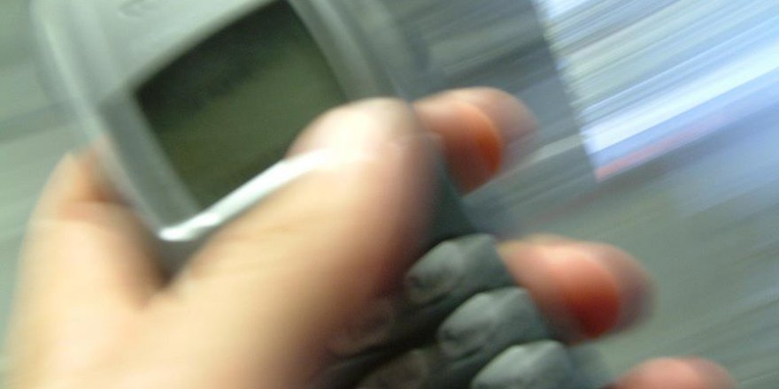 Telefonu olmayan yaşlı adamı, telefon verip dolandırdılar