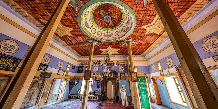 Osmanlı sancağı bulunan cami yıllara meydan okuyor