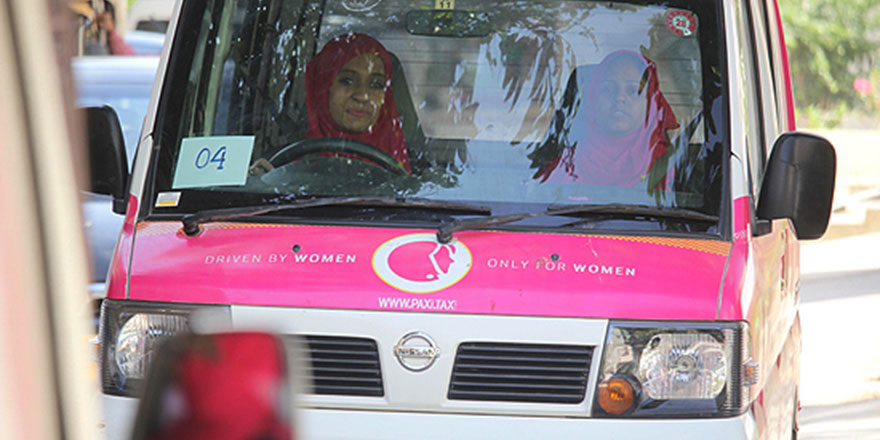 Pakistan’da kadınlara özel pembe taksi