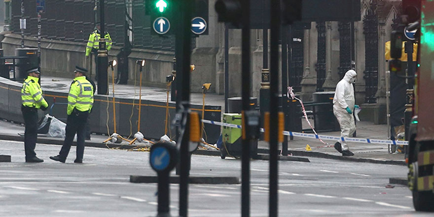 Londra'da elektrik kesildi, metro ve tren seferleri durdu