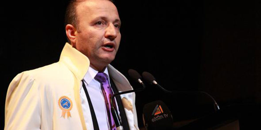 Sınav saatini cuma namazına ayarlayan Rektöre tebrik yağdı