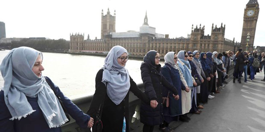 Başörtülü kadınlar Londra'da elele tutuşarak protesto etti